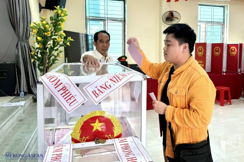 Trần Đức Hoàng tại điểm bầu cử. Ảnh: Đinh Nhung/Mekong ASEAN.