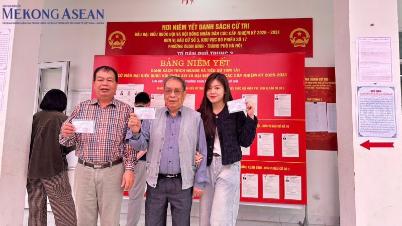 Nguyễn Thuỳ Anh cùng bố và ông nội tại điểm bầu cử. Ảnh: Hà Anh/Mekong ASEAN.