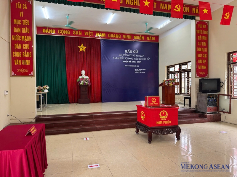 Ngay từ sáng sớm, các thành viên trong tổ đã có mặt để kiểm tra lại cơ sở vật chất, sắp xếp khu vực bỏ phiếu và chuẩn bị các khâu cần thiết trước giờ mở hòm phiếu.