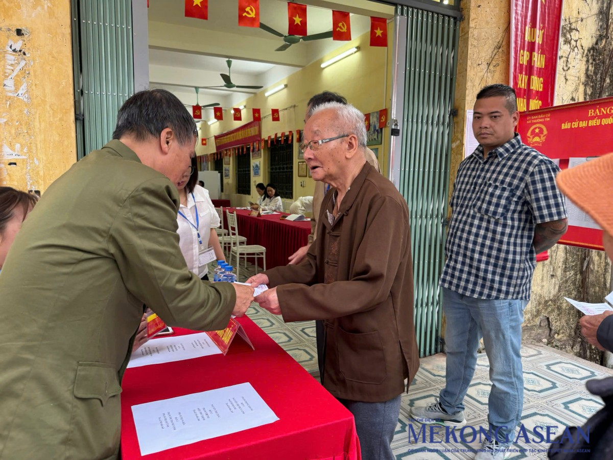 'Mong các đại biểu thường xuyên lắng nghe và phản ánh nguyện vọng của nhân dân'