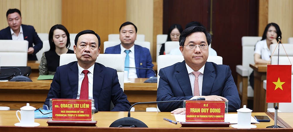 Chủ tịch UBND tỉnh Trần Duy Đông chủ trì buổi tọa đàm Chủ tịch UBND tỉnh Trần Duy Đông chủ trì buổi tọa đàm