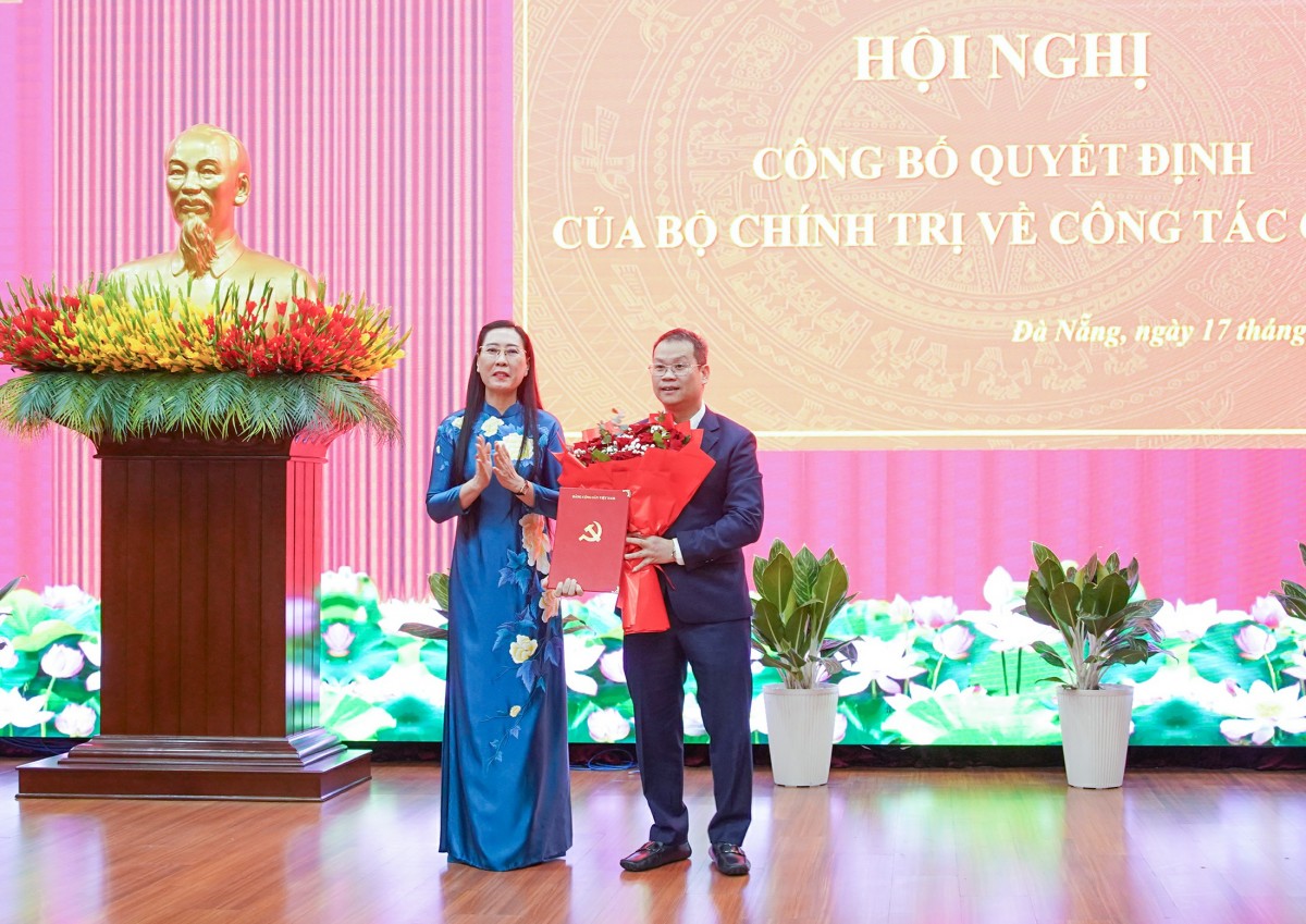 Phó trưởng Ban Tổ chức Trung ương Bùi Thị Quỳnh Vân trao quyết định và tặng hoa chúc mừng ông Nguyễn Mạnh Hùng