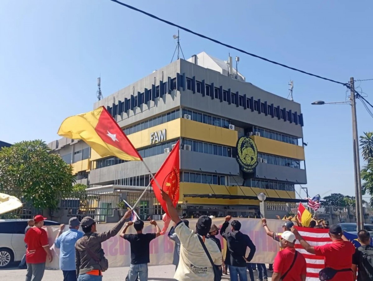 Cổ động viên biểu tình trước trụ sở Liên đoàn Bóng đá Malaysia ngày 17/3. Ảnh: New Straits Times