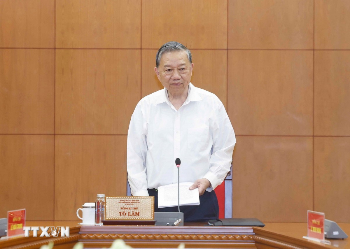 Tổng Bí thư: Tái cơ cấu nền kinh tế, cân bằng cán cân thương mại