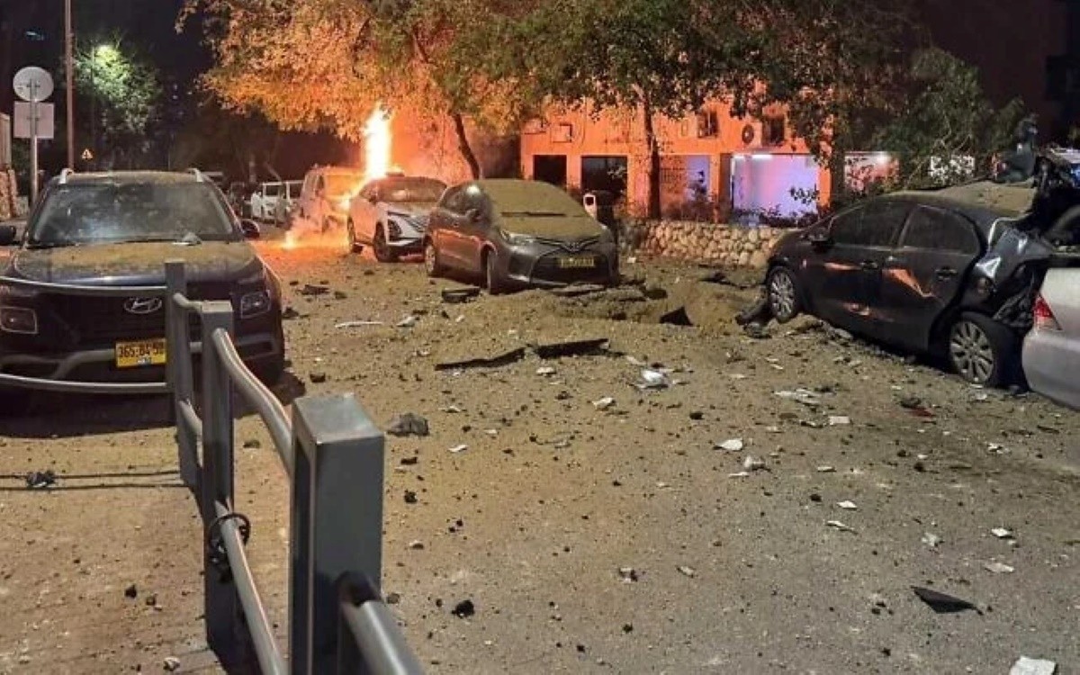 Iran tấn công đáp trả hơn 100 mục tiêu tại Israel