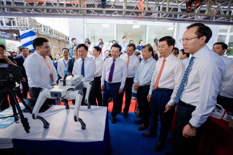 Các đại biểu tham quan không gian chung của Trung tâm Đổi mới sáng tạo. Ảnh: Báo Tây Ninh.