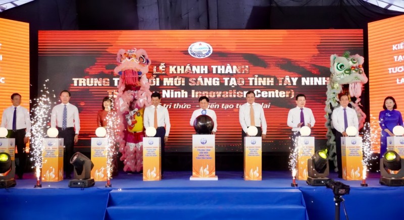 Các đại biểu thực hiện nghi thức khánh thành Trung tâm Đổi mới sáng tạo tỉnh Tây Ninh. Ảnh: Báo Tây Ninh.