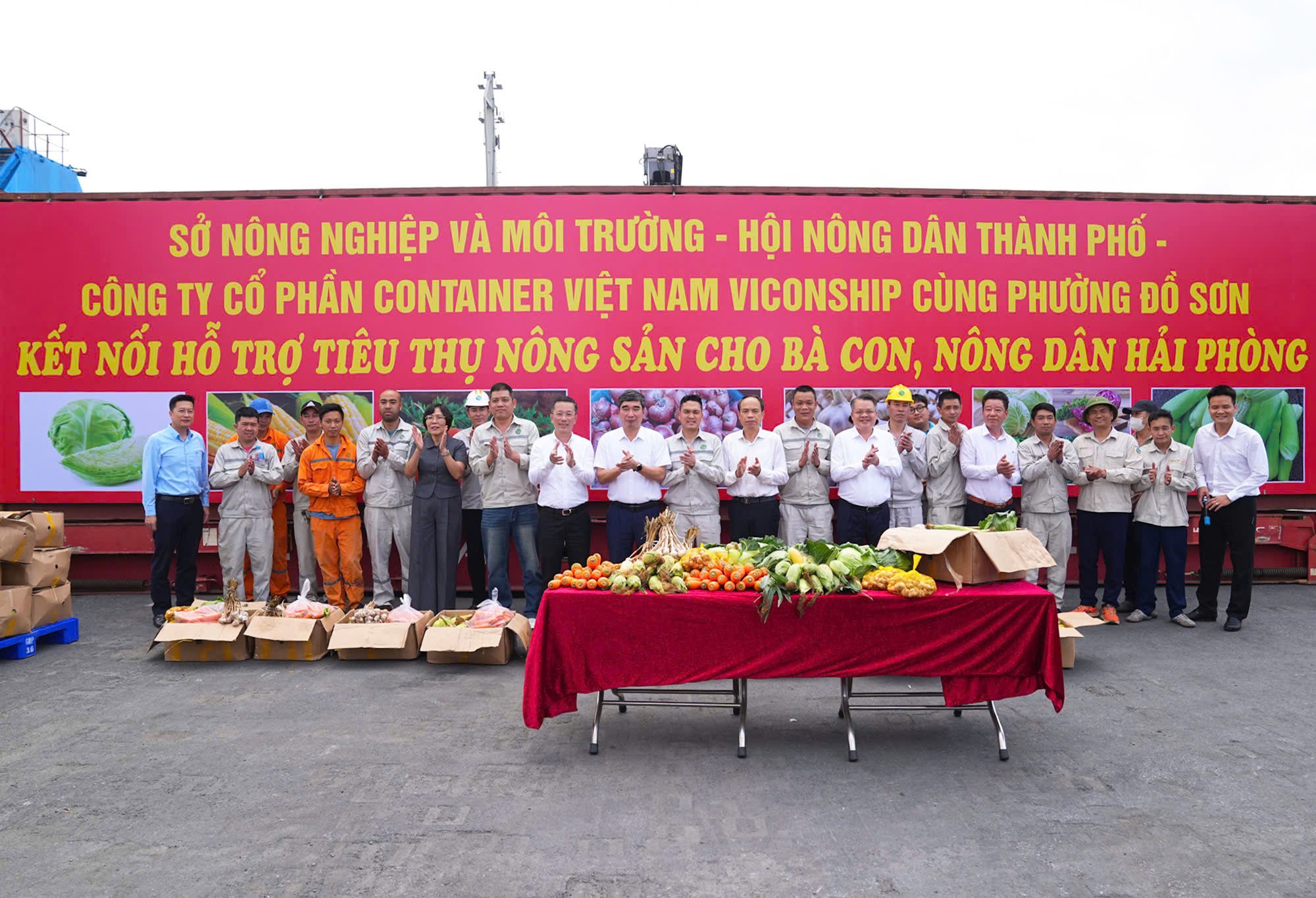 Trao tặng nông sản cho công nhân lao động CTCP Container Việt Nam. Ảnh: Đàm Thanh.