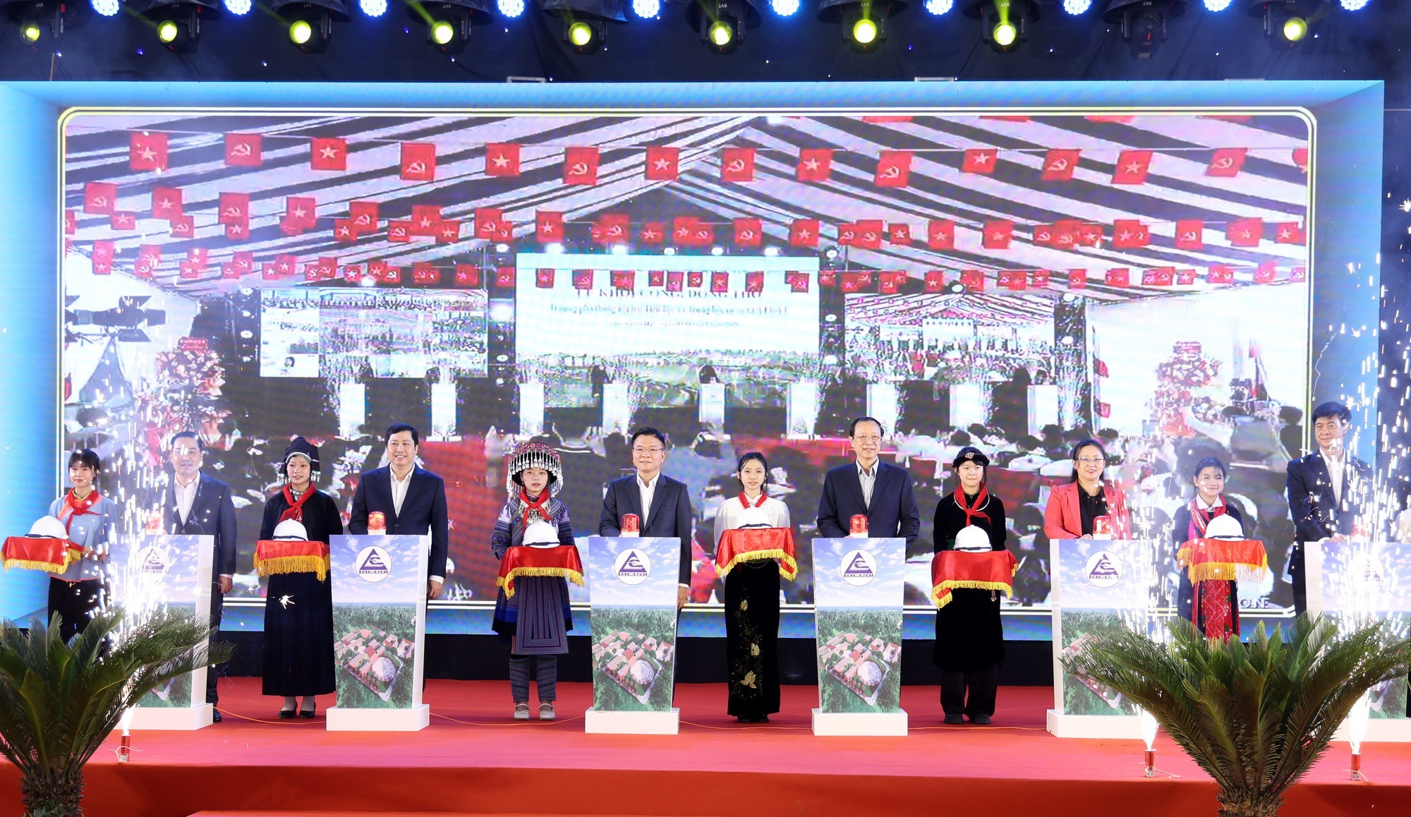 Phó Thủ tướng Lê Thành Long cùng các đại biểu thực hiện nghi thức bấm nút khởi công xây dựng trường - Ảnh: VGP/Đức Tuân