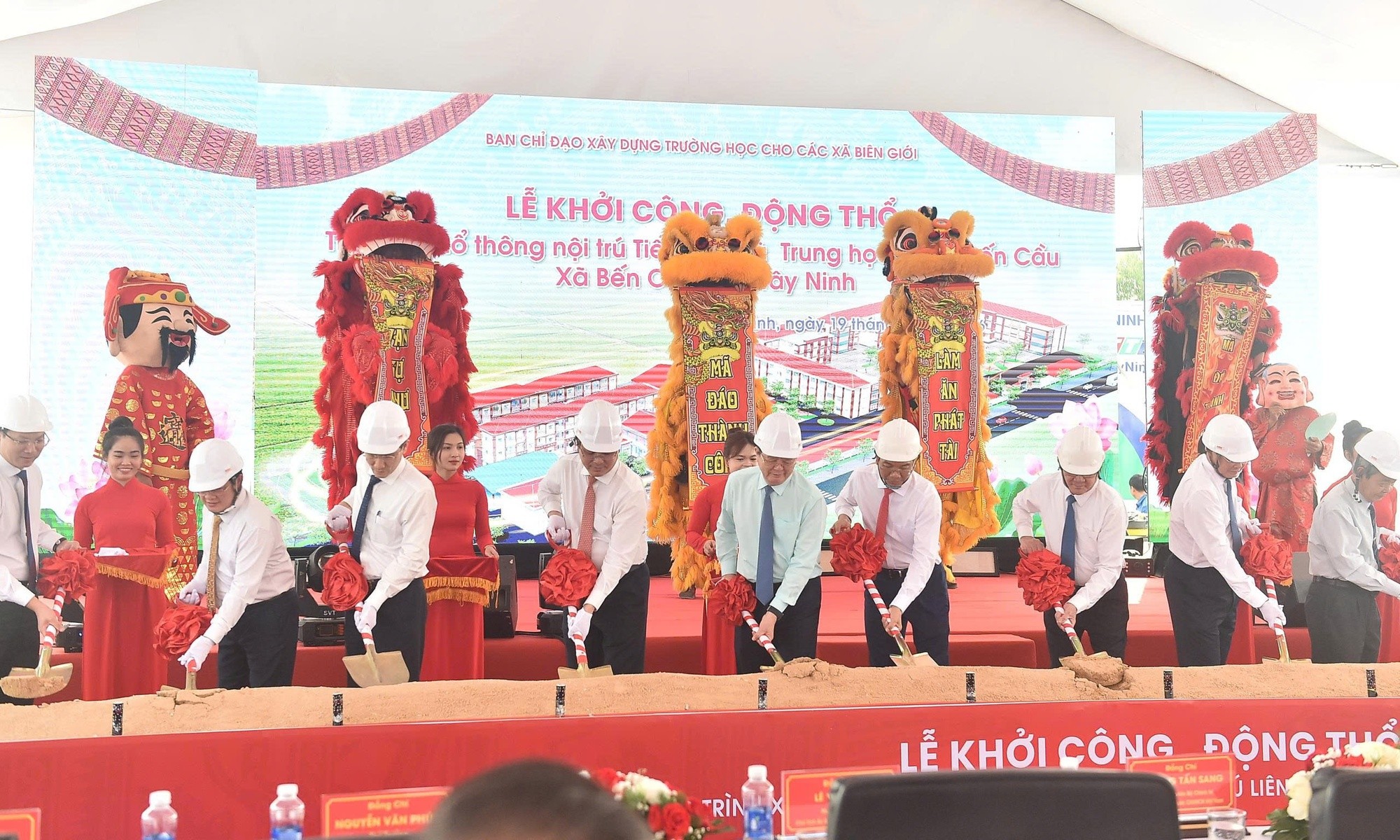 Phó Thủ tướng Mai Văn Chính cùng các đại biểu thực hiện nghi thức động thổ xây dựng Trường - Ảnh: VGP/Giang Thanh