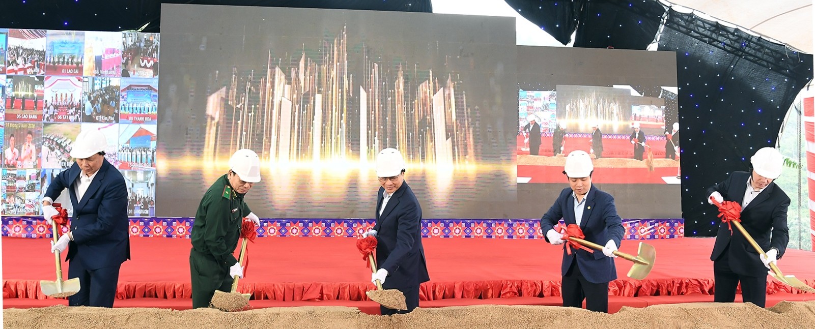 Phó Thủ tướng Bùi Thành Sơn cùng các đại biểu thực hiện nghi thức động thổ xây dựng trường - Ảnh: VGP/Hải Minh