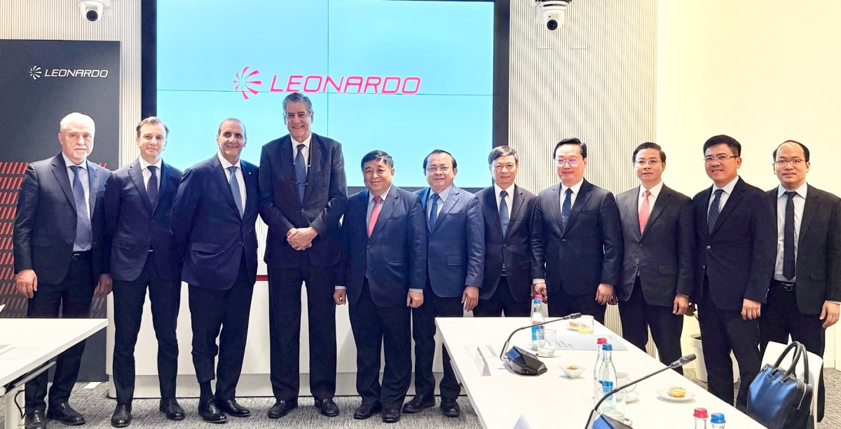 Phó Thủ tướng Chính phủ Nguyễn Chí Dũng cùng đại diện lãnh đạo các bộ, cơ quan trong đoàn công tác chụp ảnh lưu niệm với đại diện Tập đoàn Leonardo - Ảnh: VGP