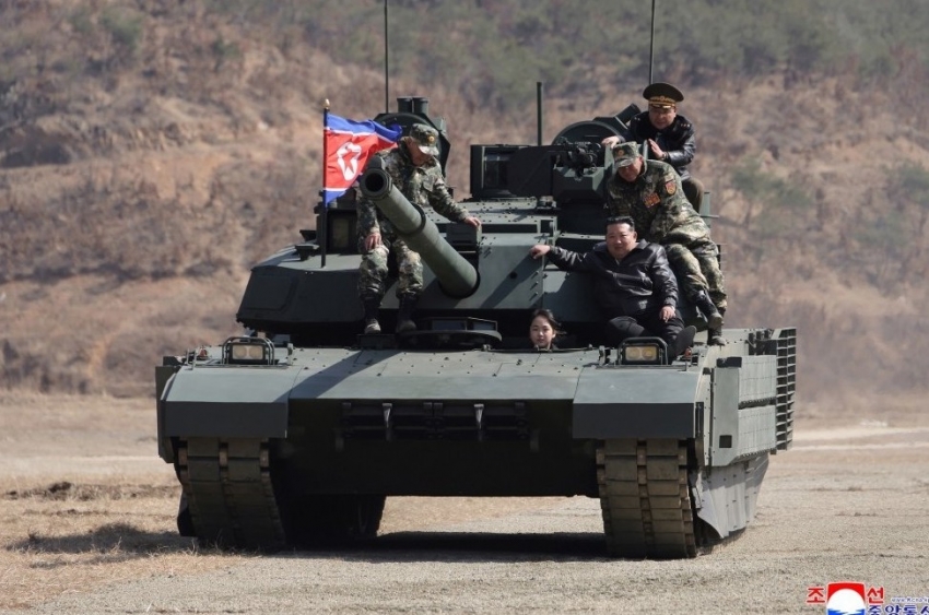 Ông Kim Jong Un cùng con gái thử nghiệm mẫu xe tăng mới