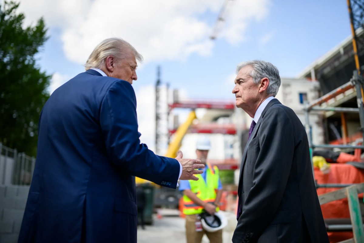 Tổng thống Mỹ Donald Trump và Chủ tịch Fed Jerome Powell tháng 7/2025. Ảnh: Nhà Trắng
