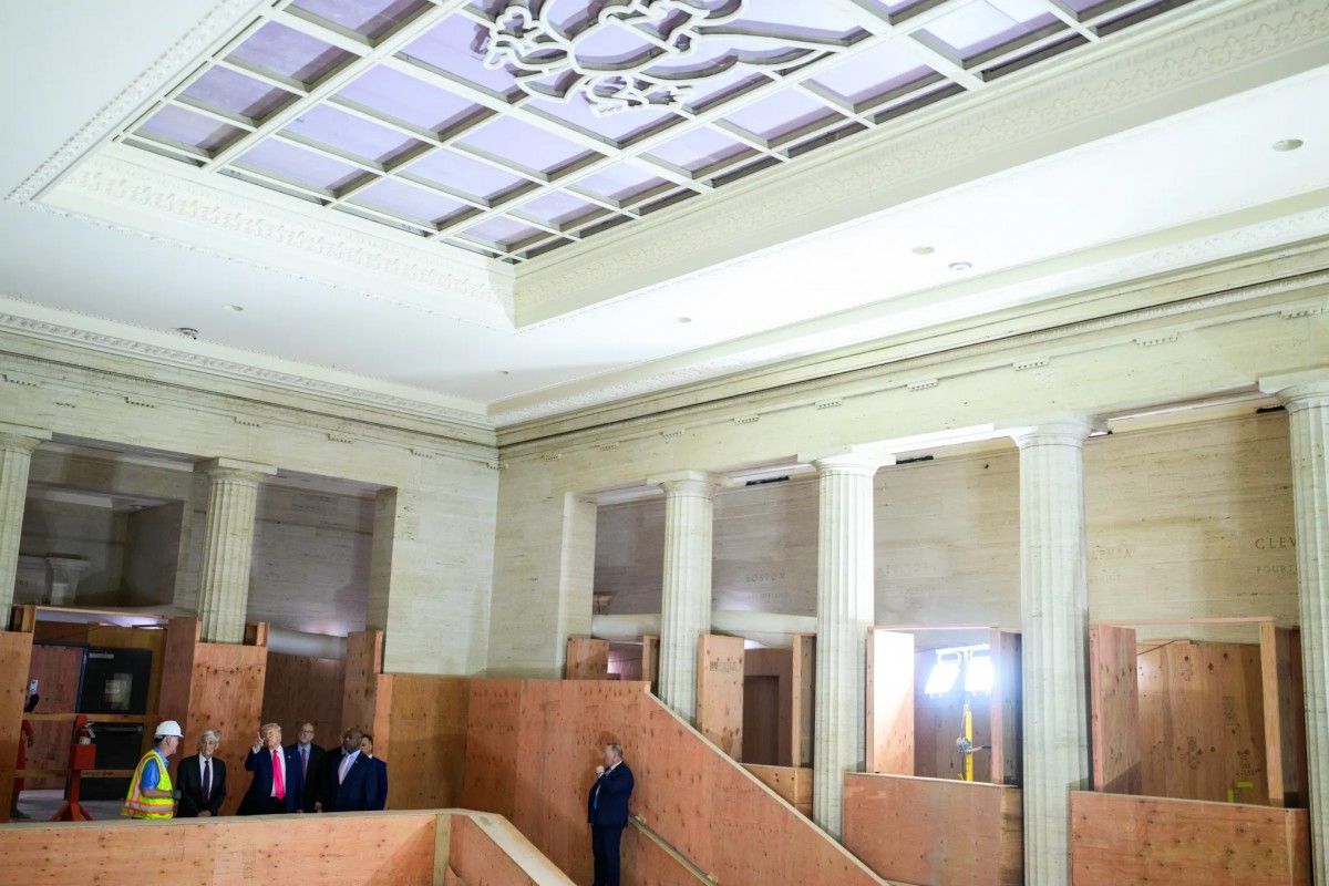 Ông Trump kiểm tra công trình cải tạo trụ sở Fed ở Washington hồi tháng 7/2025. Ảnh: Nhà Trắng