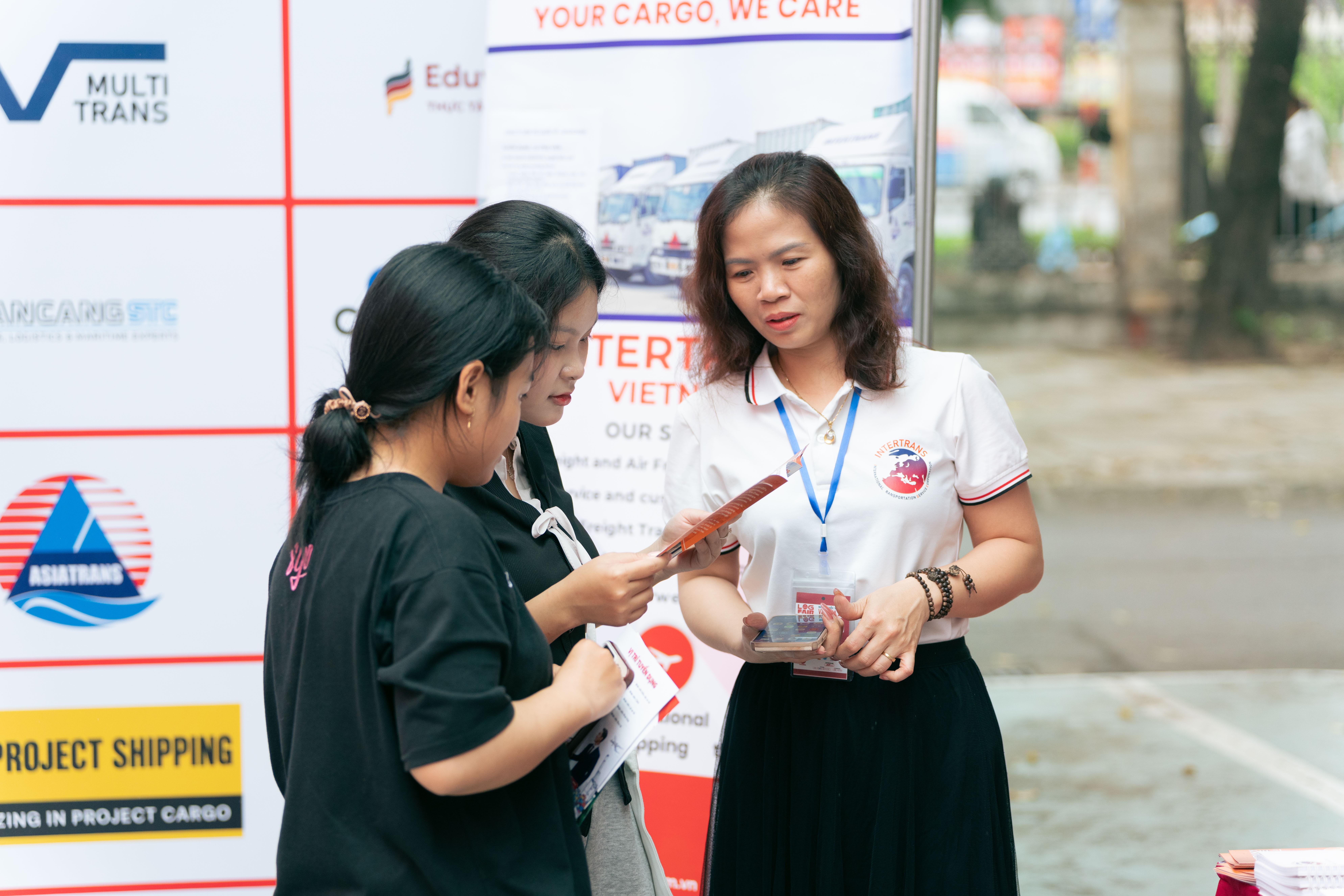 Hàng nghìn sinh viên Hà Nội 'săn' cơ hội việc làm tại VALOMA LOGFAIR 2026