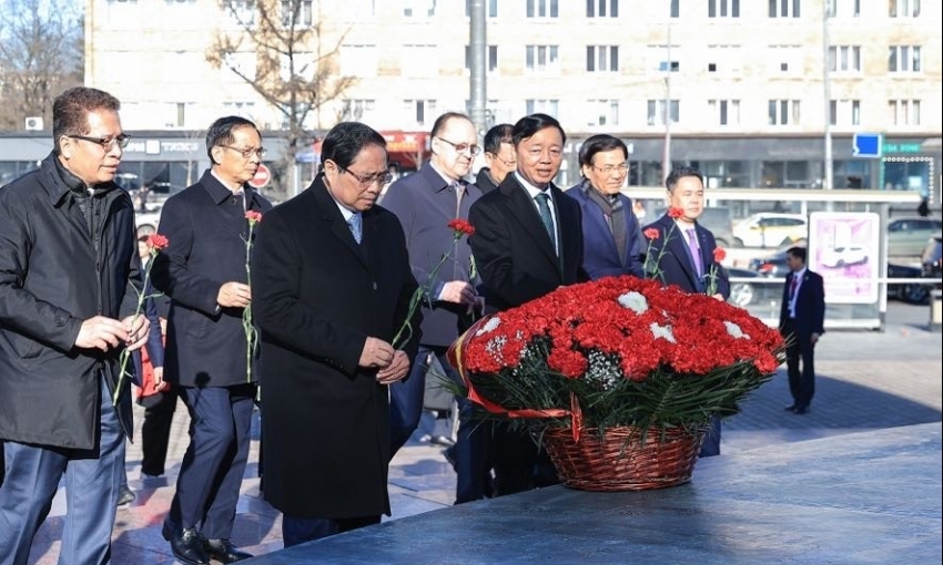 Thủ tướng dâng hoa tại Tượng đài Chủ tịch Hồ Chí Minh ở Moscow