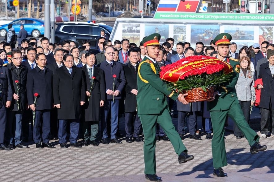Thủ tướng Phạm Minh Chính cùng đoàn đại biểu cấp cao Việt Nam dâng hoa tưởng nhớ Chủ tịch Hồ Chí Minh, lãnh tụ kính yêu của nhân dân Việt Nam - Ảnh: VGP/Nhật Bắc