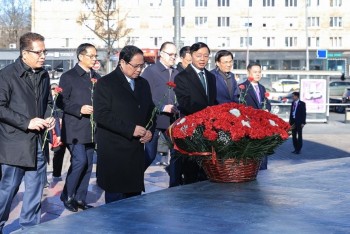 Thủ tướng dâng hoa tại Tượng đài Chủ tịch Hồ Chí Minh ở Moscow