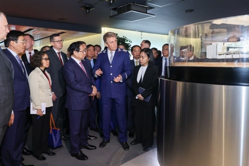 Thủ tướng Phạm Minh Chính cùng đoàn đại biểu cấp cao Việt Nam đã tới thăm, làm việc tại Trung tâm điều khiển hệ thống tàu điện ngầm Moscow - Ảnh: VGP