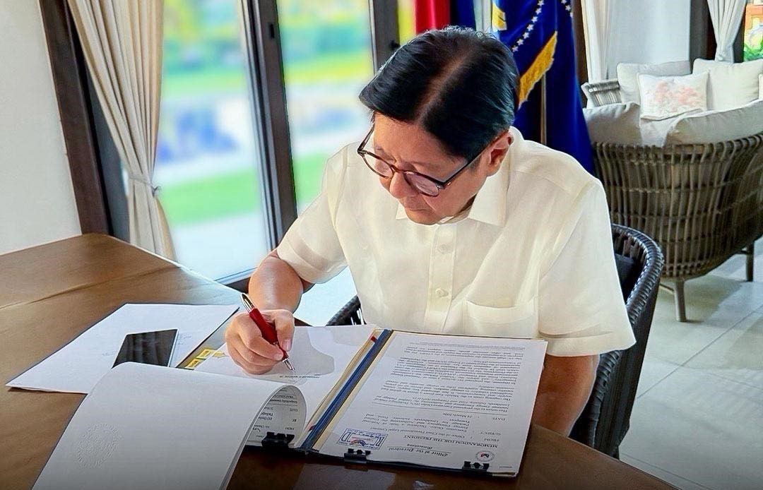 Tổng thống Philippines Ferdinand Marcos Jr ký Sắc lệnh Hành pháp số 110. Ảnh: Văn phòng Truyền thông Tổng thống Philippines