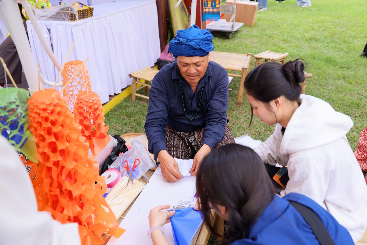 Người dân tự tay làm đồ lưu niệm, các sản phẩm truyền thống của Thái Lan. Ảnh: Đại sứ quán Thái Lan. Người dân tự tay làm đồ lưu niệm, các sản phẩm truyền thống của Thái Lan. Ảnh: Đại sứ quán Thái Lan.