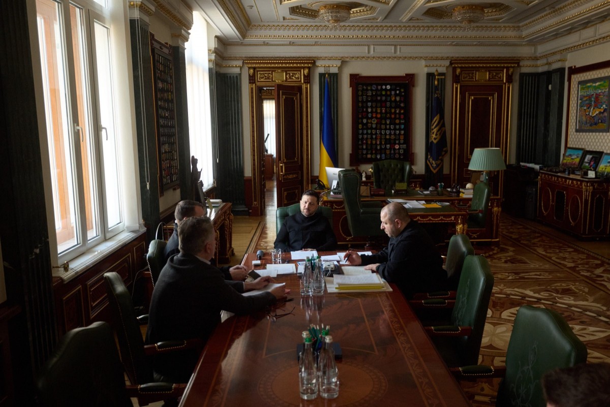 Tổng thống Volodymyr Zelensky họp với phái đoàn đàm phán của Ukraine ngày 24/3. Ảnh: X/@ZelenskyyUa