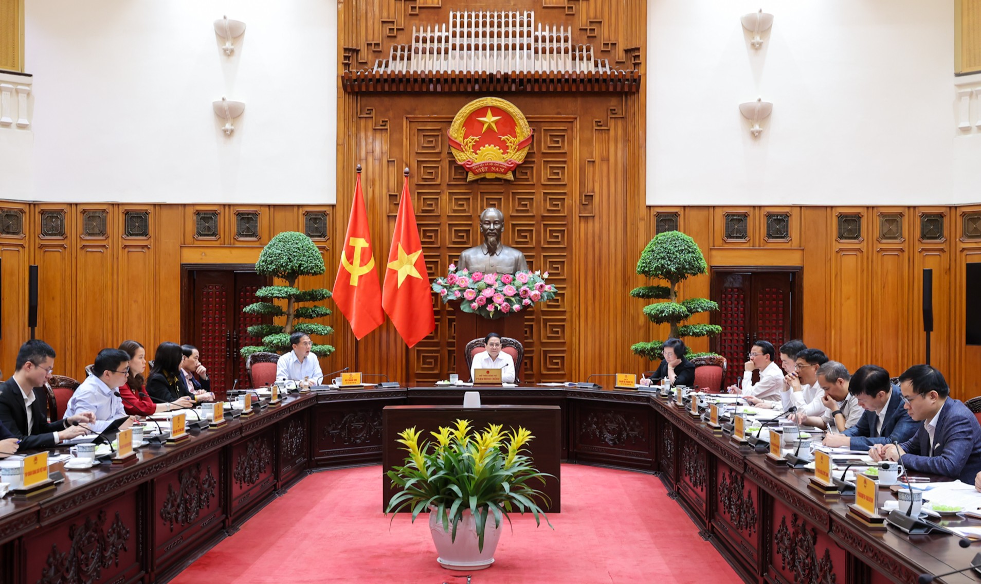 Thủ tướng Chính phủ Phạm Minh Chính làm việc với Tổ công tác an ninh năng lượng về các giải pháp trước tác động từ diễn biến phức tạp của cuộc xung đột quân sự tại Trung Đông - Ảnh: VGP/Nhật Bắc