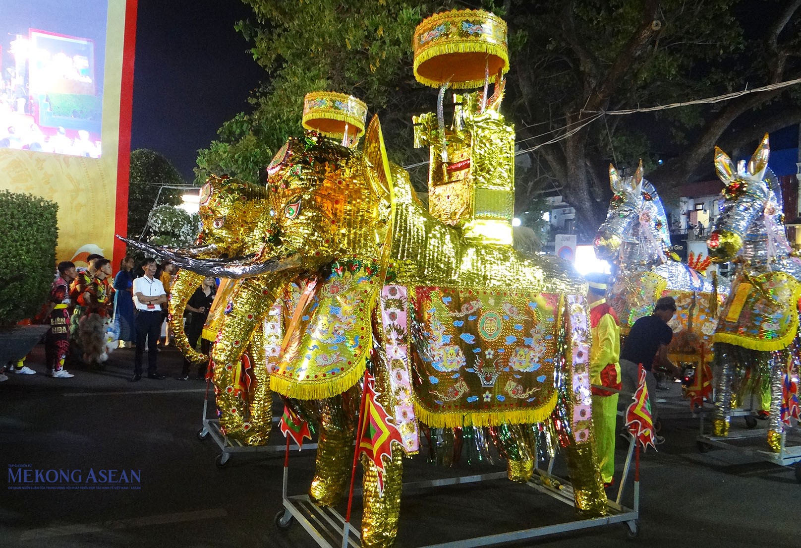 Trước khi diễn ra khai mạc lễ hội đã diễn ra lễ rước từ các di tích đến Tượng đài Nữ tướng Lê Chân. Ảnh: Mekong ASEAN.