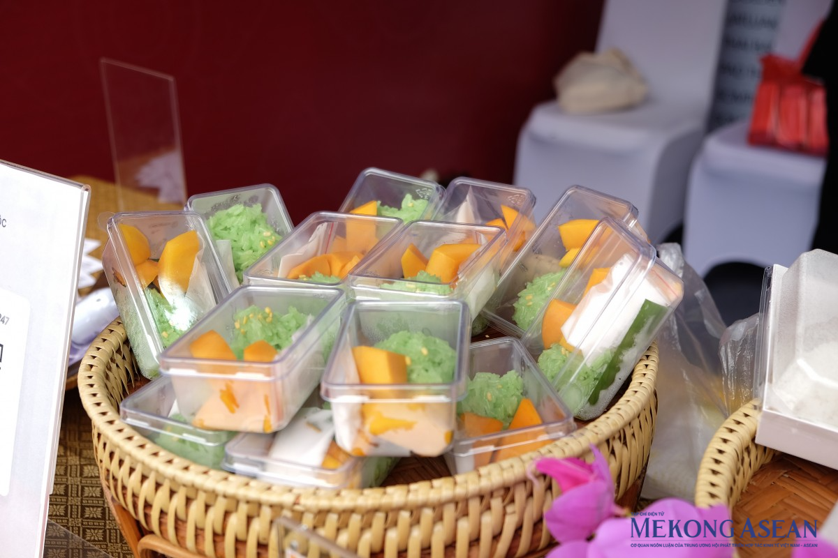Quầy xôi xoài ở Lễ hội Thái Lan tại Hà Nội 2026. Ảnh: Tùng Dương/Mekong ASEAN Quầy xôi xoài ở Lễ hội Thái Lan tại Hà Nội 2026. Ảnh: Tùng Dương/Mekong ASEAN