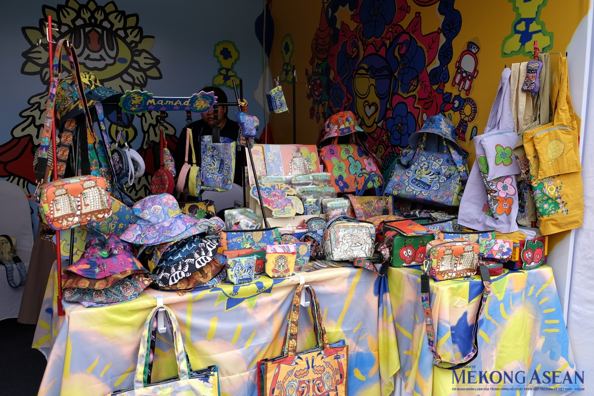 Gian hàng thời trang Thái Lan. Ảnh: Tùng Dương/Mekong ASEAN