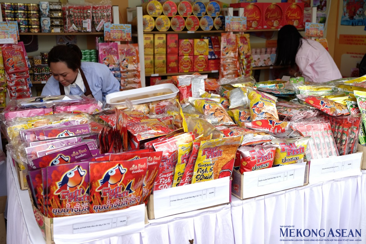 Gian hàng đồ ăn vặt Thái Lan. Ảnh: Tùng Dương/Mekong ASEAN