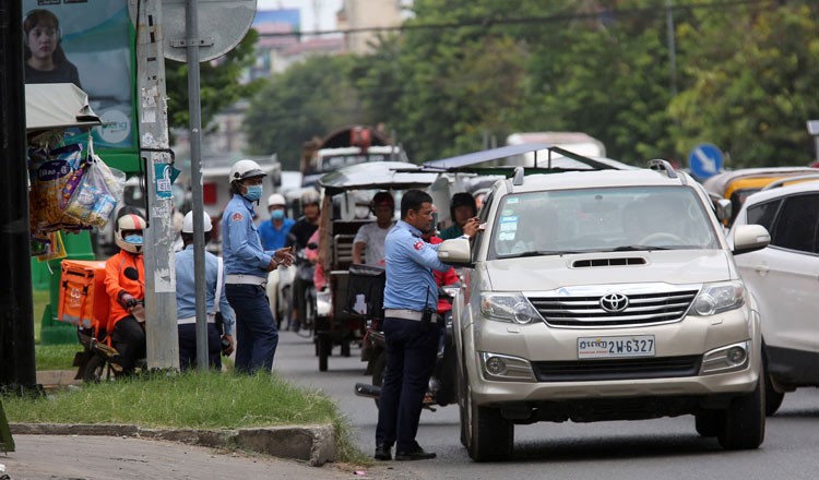 Cảnh sát giao thông lập biên bản xử phạt một người điều khiển ô tô trên đại lộ Preah Sihanouk ở thủ đô Phnom Penh. Ảnh: Khmer Times