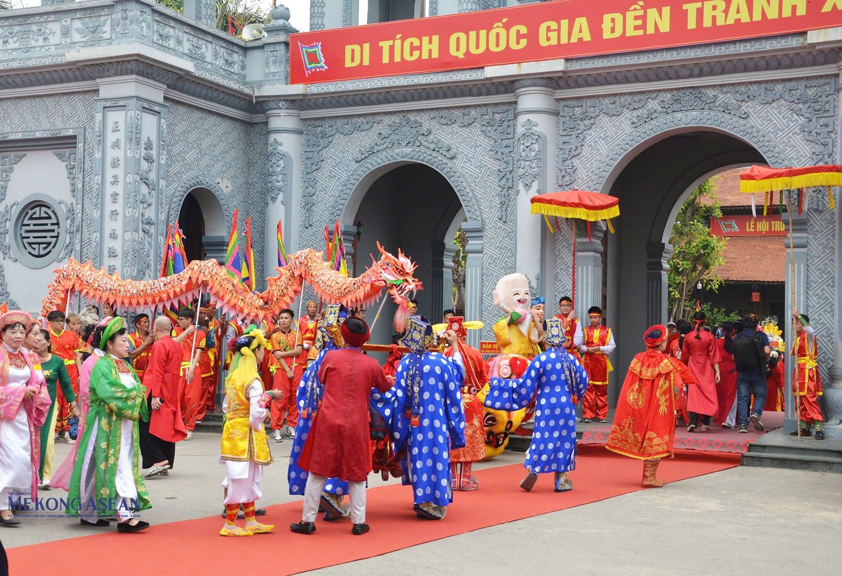 Trước khi diễn ra khai mạc lễ hội, Ban tổ chức và các đoàn cùng người dân thực hiện nghi thức rước nước từ ngã 3 sông Tranh về đền Tranh. Ảnh: Mekong ASEAN.