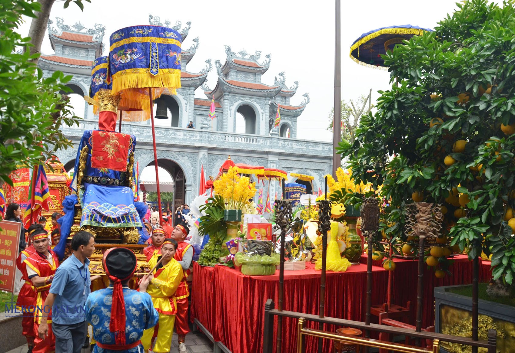 Nghi thức rước Quan lớn Tuần Tranh; rước kiệu… trước khi diễn ra khai mạc lễ hội. Ảnh: Mekong ASEAN.