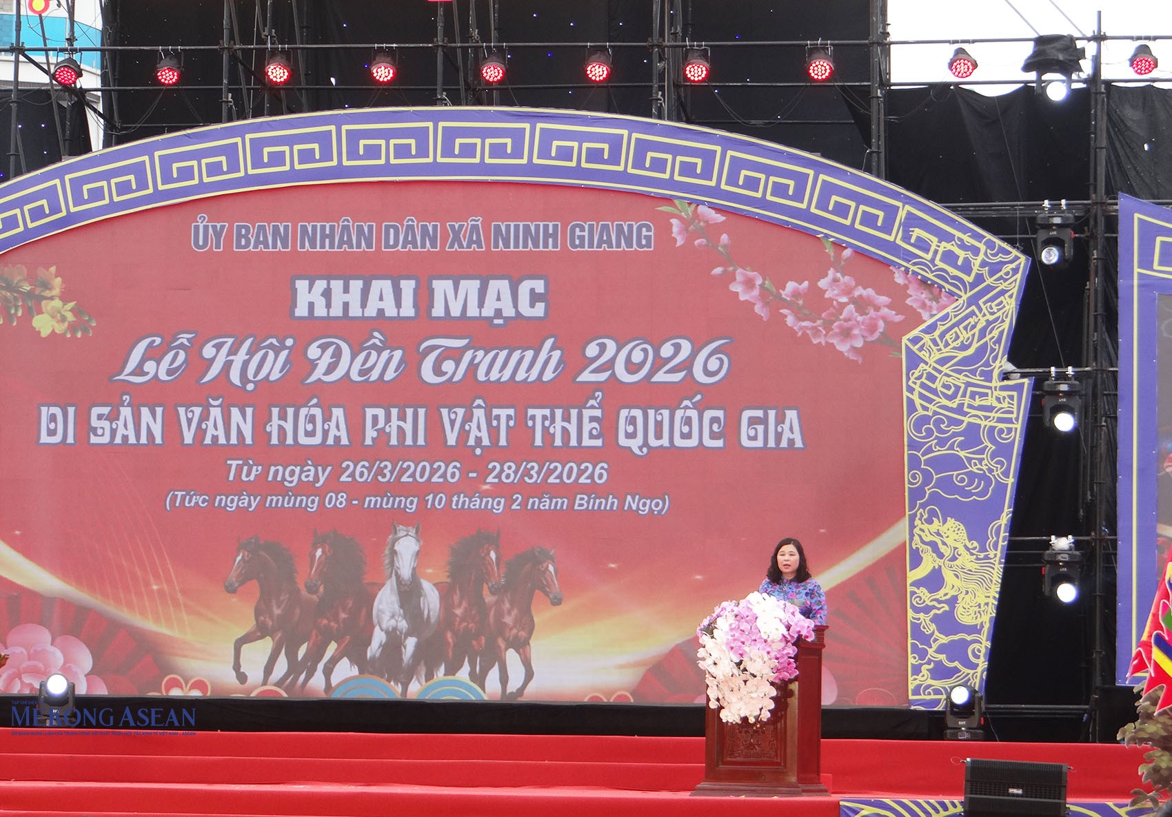 Bà Nguyễn Thị Huê, Phó Bí thư Đảng ủy, Chủ tịch UBND xã Ninh Giang trình bày diễn văn khai mạc lễ hội. Ảnh: Mekong ASEAN.