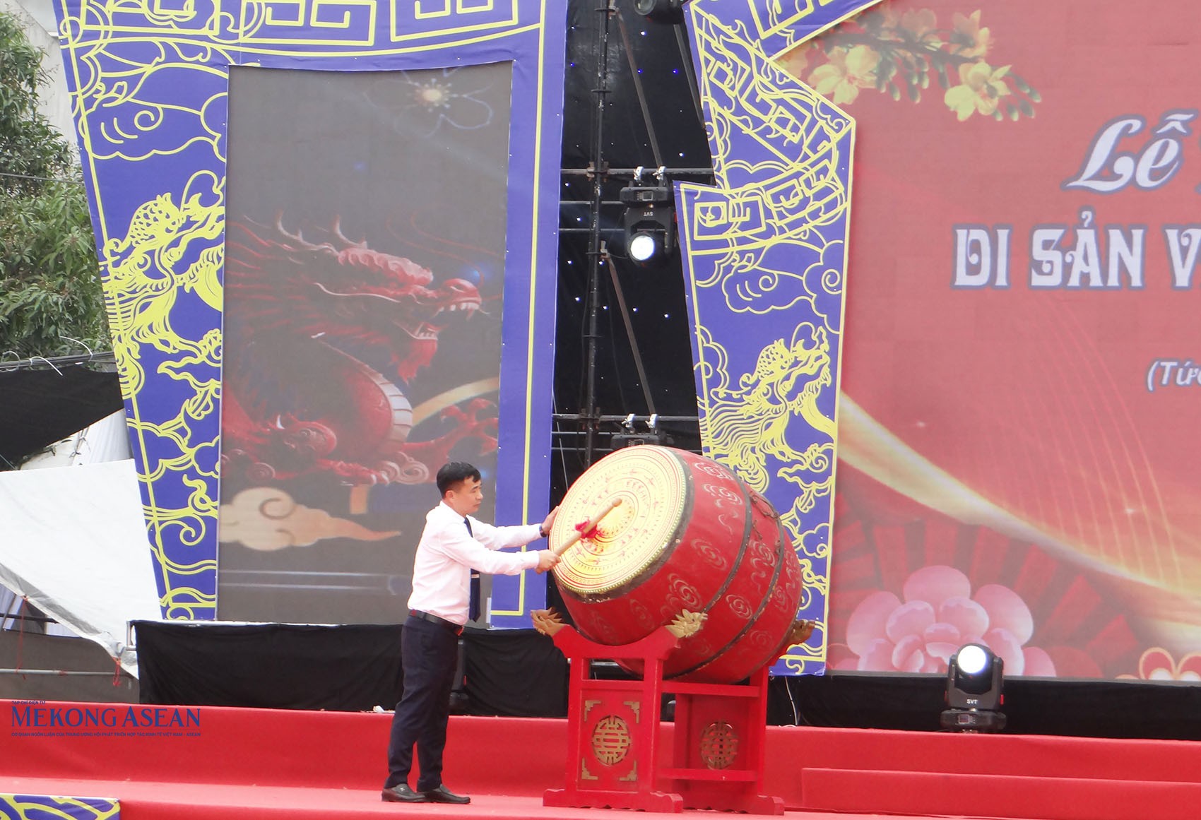 Ông Bùi Thanh Tùng, Bí thư Đảng ủy, Chủ tịch HĐND xã Ninh Giang đánh trống khai hội. Ảnh: Mekong ASEAN.