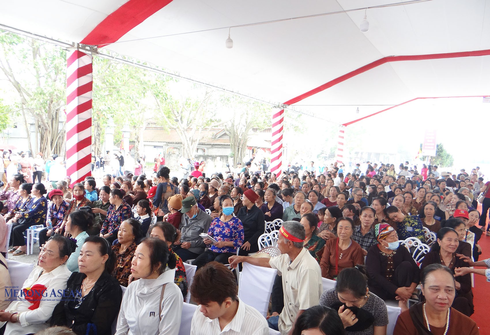 Đông đảo người dân và du khách đến dự khai mạc lễ hội. Ảnh: Mekong ASEAN.