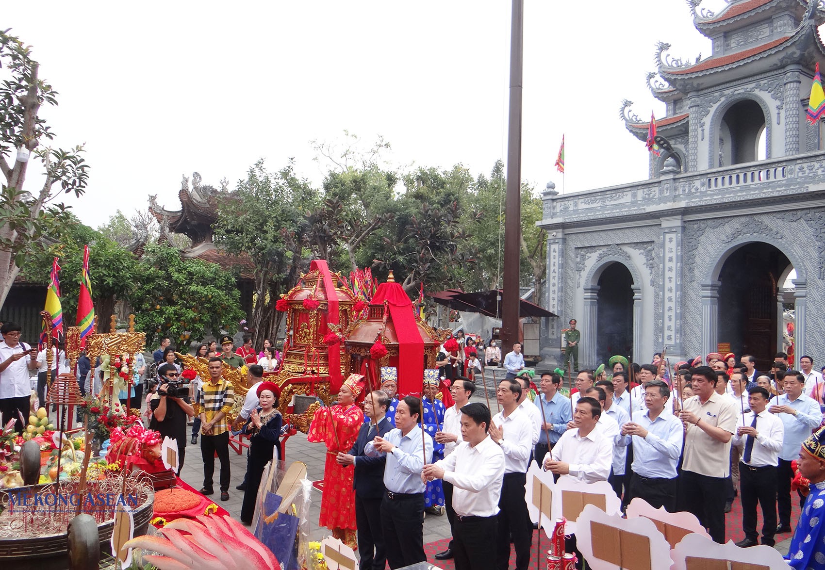 Đại diện lãnh đạo một số ban, ngành Trung ương; lãnh đạo thành phố Hải Phòng; các đại biểu thắp hương tại đền Tranh. Ảnh: Mekong ASEAN.