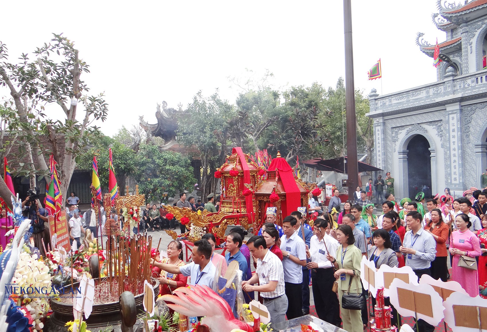 Người dân và du khách thắp hương tại đền Tranh. Ảnh: Mekong ASEAN.