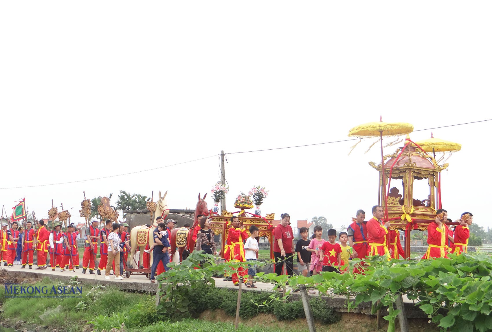 Trước khi diễn ra khai khai mạc lễ hội, Ban tổ chức cùng các đoàn thực hiện rước Ngọc Lộ từ miếu về đình Trịnh Xuyên. Ảnh: Mekong ASEAN.