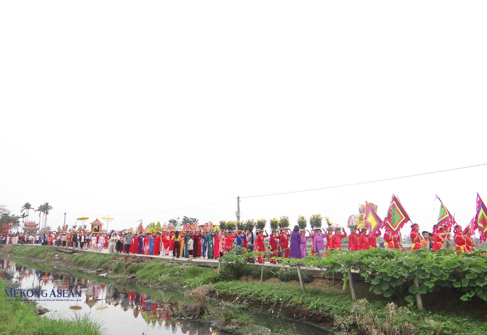 Đông đảo người dân và du khách tham gia rước Ngọc Lộ. Ảnh: Mekong ASEAN.