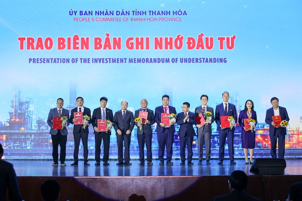 Lãnh đạo tỉnh Thanh Hóa trao Biên bản ghi nhớ đầu tư - Ảnh: VGP
