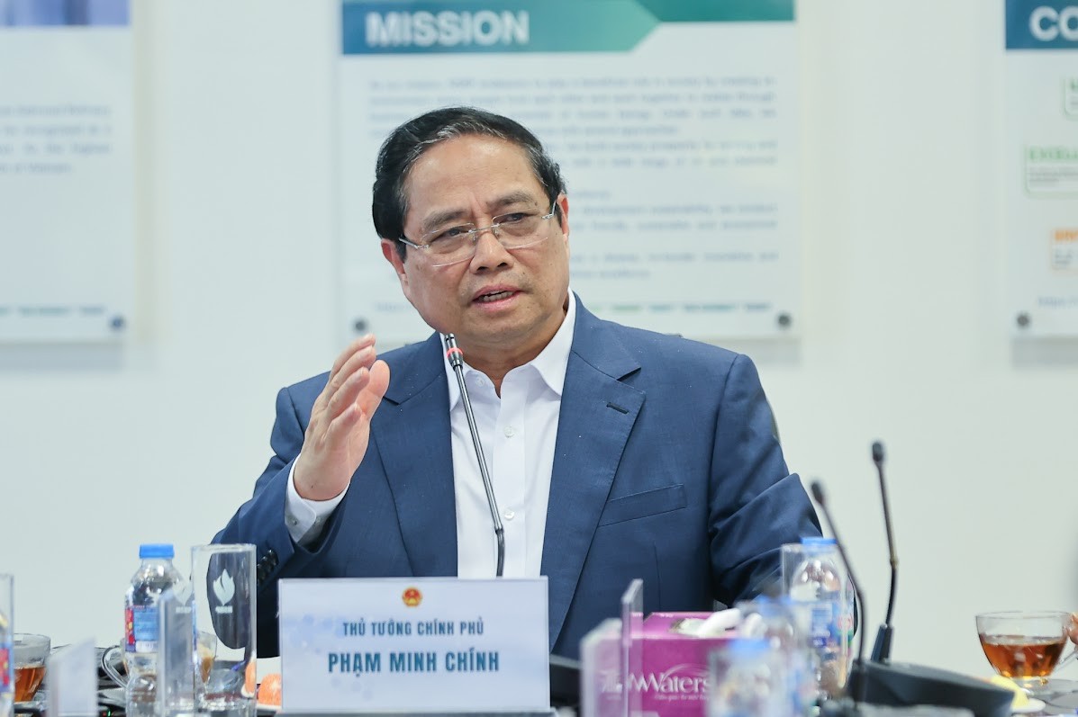 Thủ tướng cũng đề nghị trong bối cảnh hiện nay, Nhà máy tạm thời hạn chế sản xuất các sản phẩm hóa dầu khác mà tập trung sản xuất các sản phẩm xăng dầu, nhất là xăng cho máy bay -