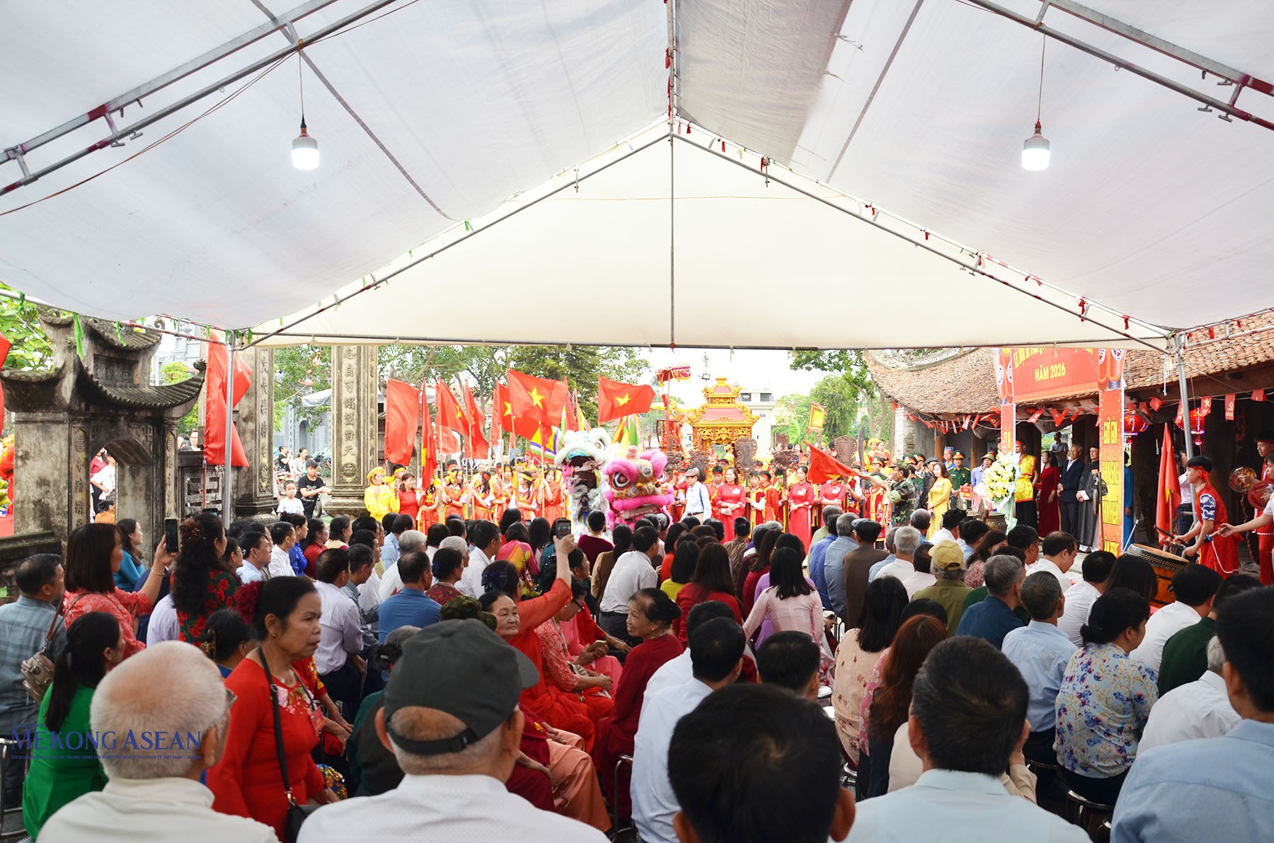 Đông đảo các đại biểu, người dân và du khách tham dự khai mạc lễ hội truyền thống đình Thạch Lỗi, xã Cẩm Giang (thành phố Hải Phòng). Ảnh: Mekong ASEAN.