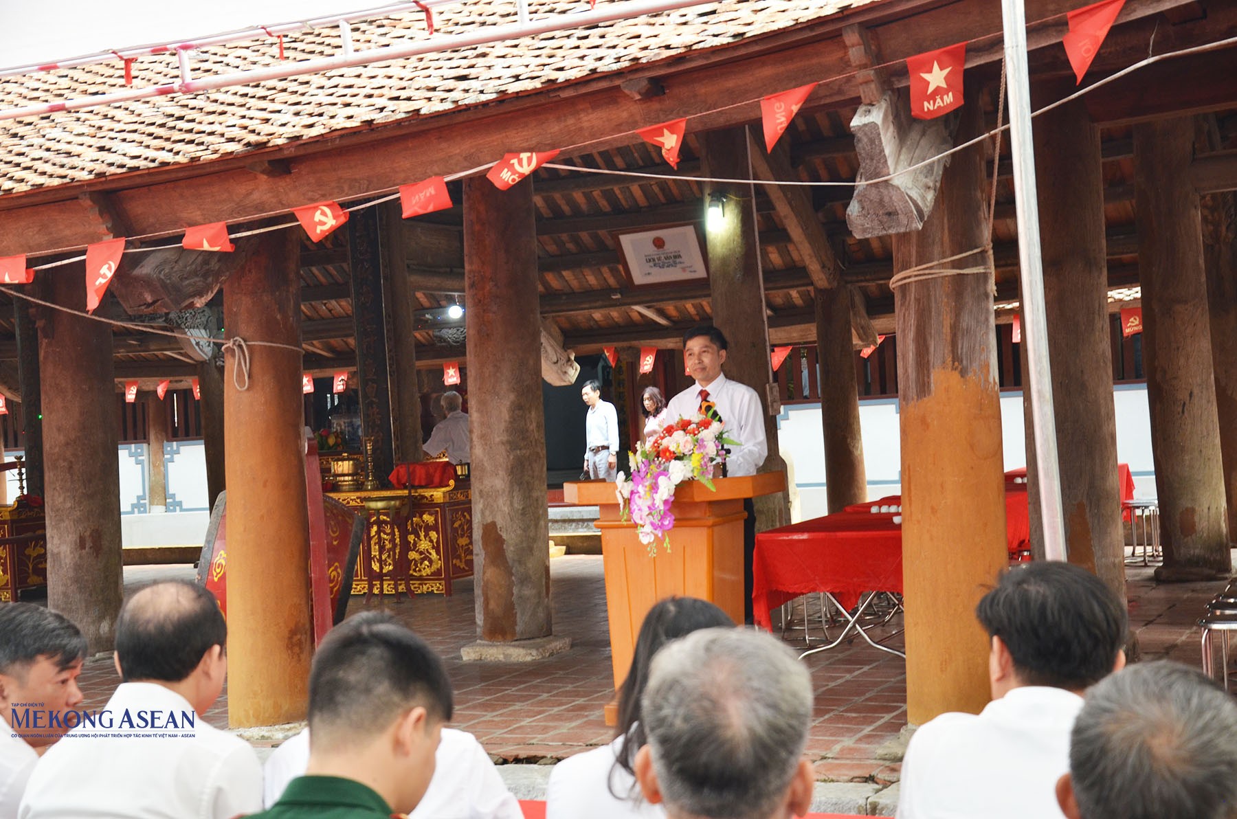 Ông Vũ Mạnh Huy, Phó Chủ tịch UBND xã Cẩm Giang đọc diễn văn khai mạc lễ hội. Ảnh: Mekong ASEAN.