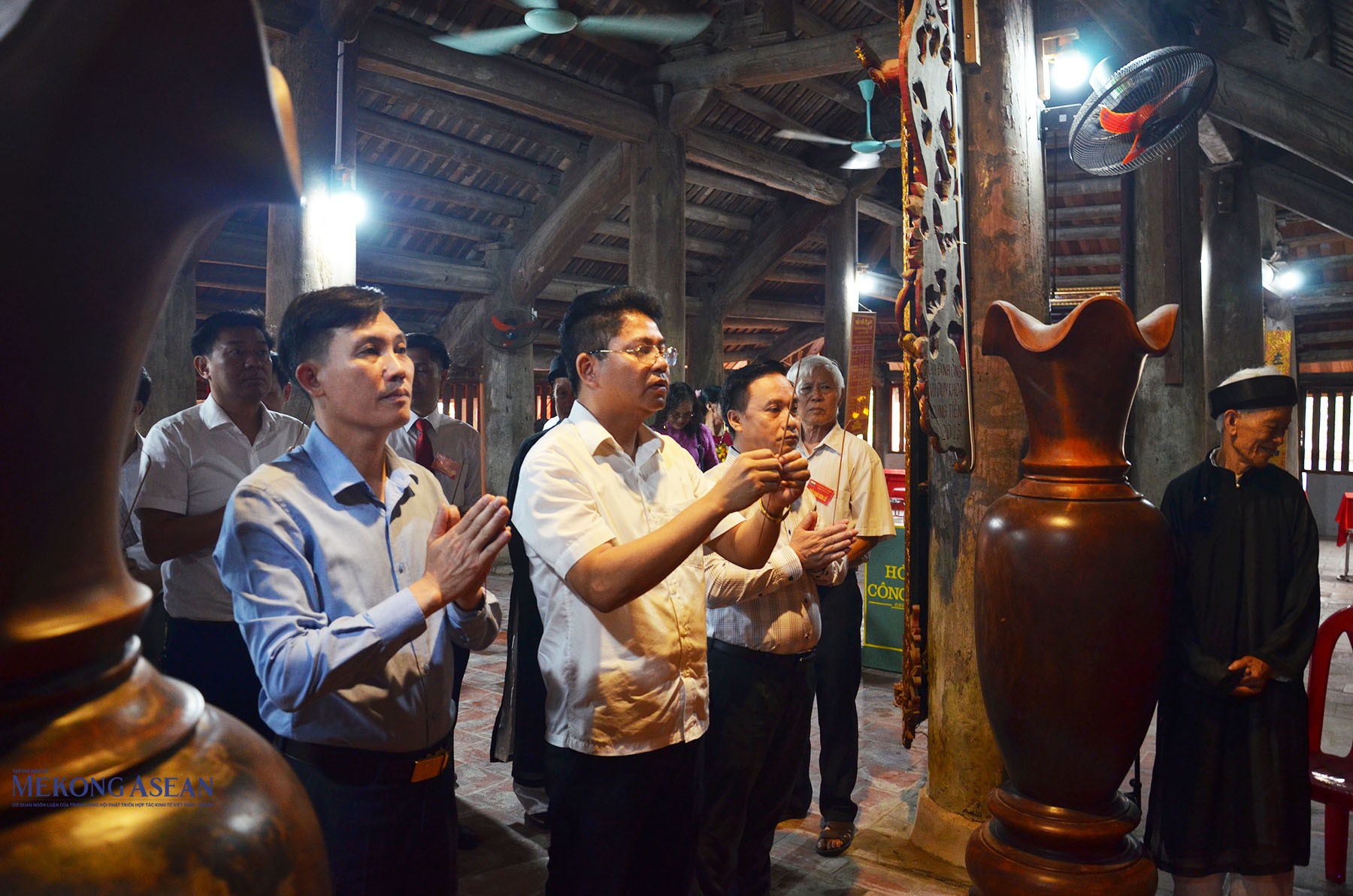 Lãnh đạo xã Cẩm Giang và các đại biểu, cùng người dân và du khách dâng hương tại đình Thạch Lỗi. Ảnh: Mekong ASEAN.