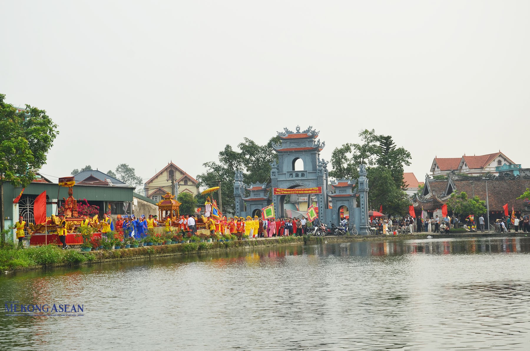 Các đoàn thực hiện nghi thức rước kiệu Thành hoàng. Đoàn di chuyển theo 3 cung đường. Ảnh: Mekong ASEAN.