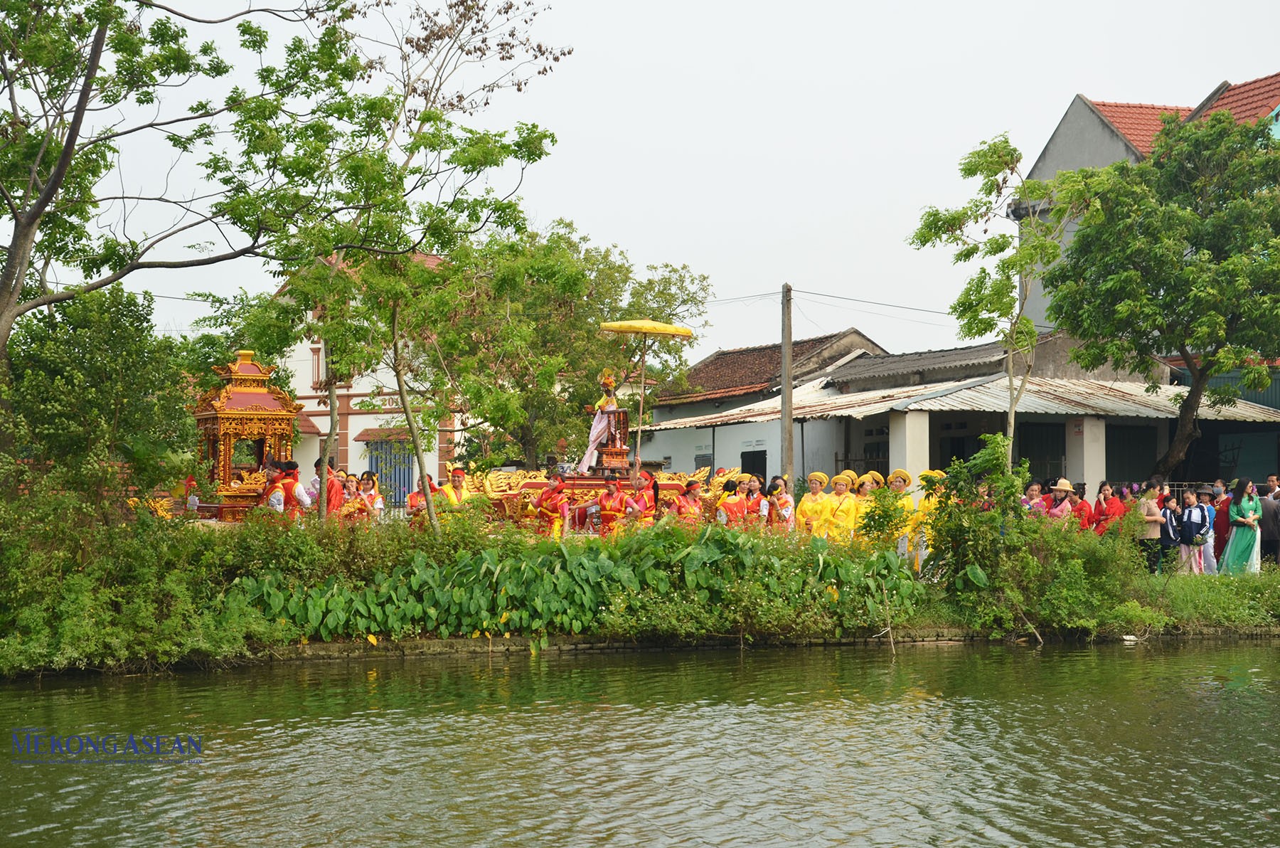 Đoàn rước bắt đầu xuất phát từ đình Thạch Lỗi đến nhà văn hóa Đình Giác. Ảnh: Mekong ASEAN.