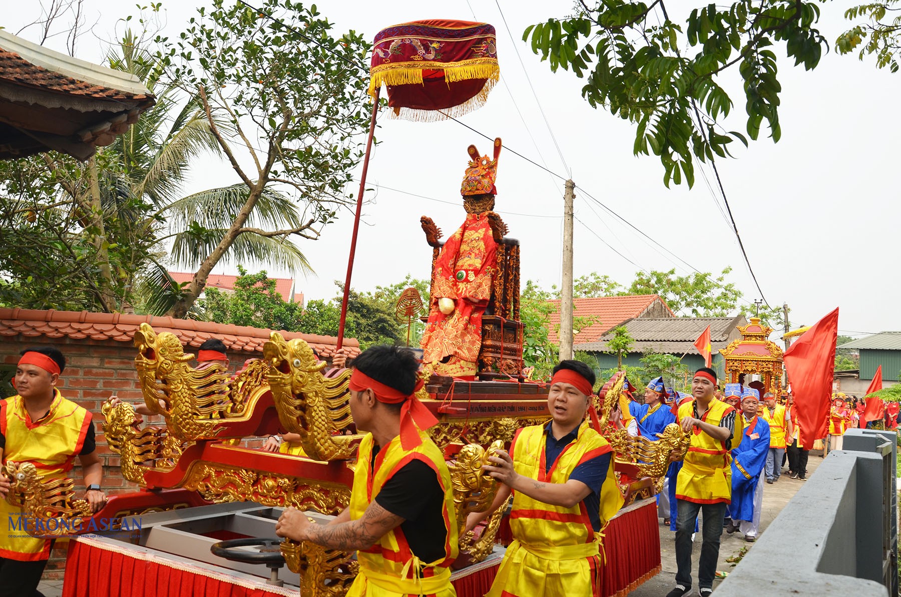 Tiếp theo đoàn di chuyển từ trục Đình Giác đến chùa Đông. Ảnh: Mekong ASEAN.